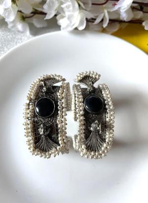 Silver Pearl Bracelets with Black Gemstone